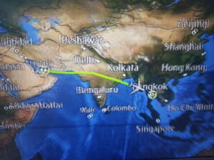 Reiseroute nach Thailand auf dem Flugzeugbildschirm
