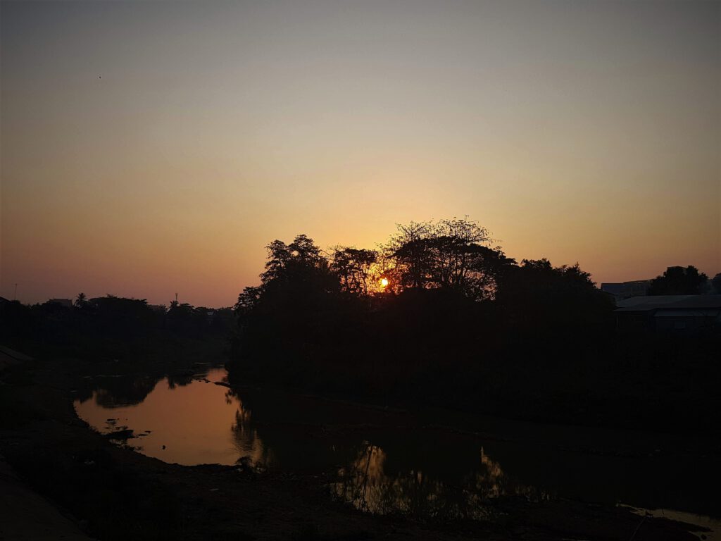 Sonnenaufgang am Sangkar River in Battambang Kambodscha um 6 Uhr Morgens.