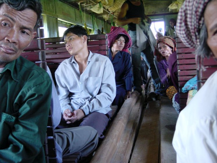 Menschen in einem Zug in Kambodscha