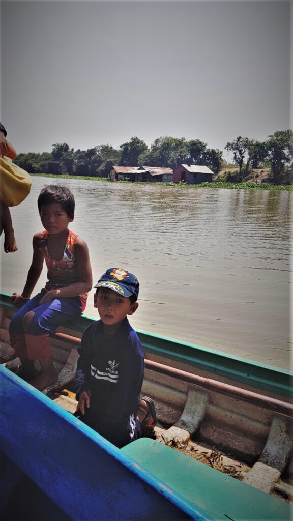 Kambodschanische, kleine Jungs auf einem Boot auf dem Ton le Sap