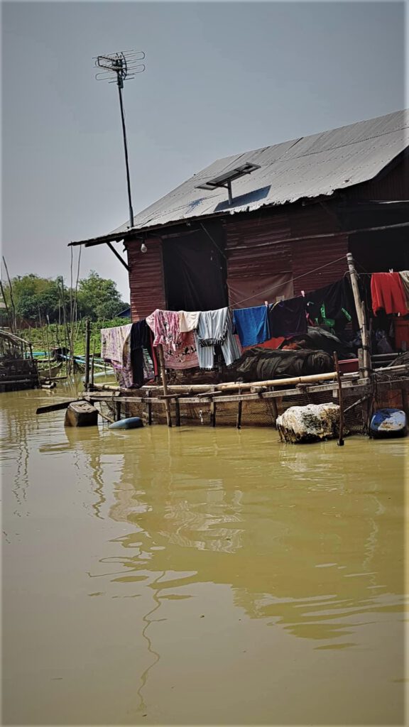 Schwimmendes Haus auf einem Floß auf dem Ton le Sap Kambodscha