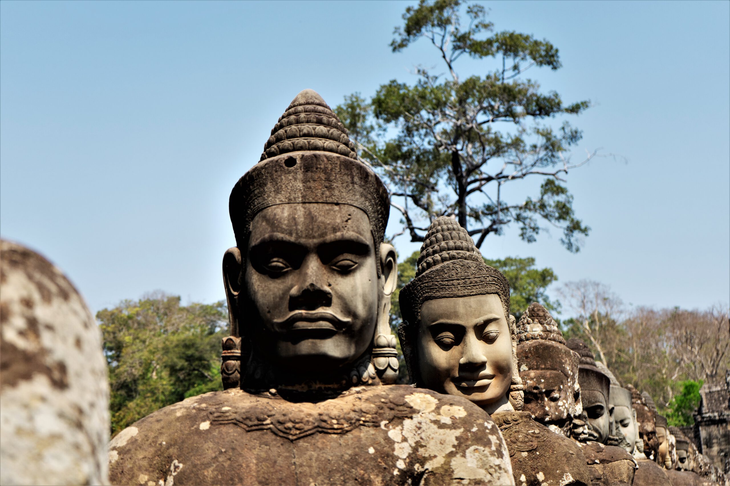 Hinduistische und Buddhistische Statuen