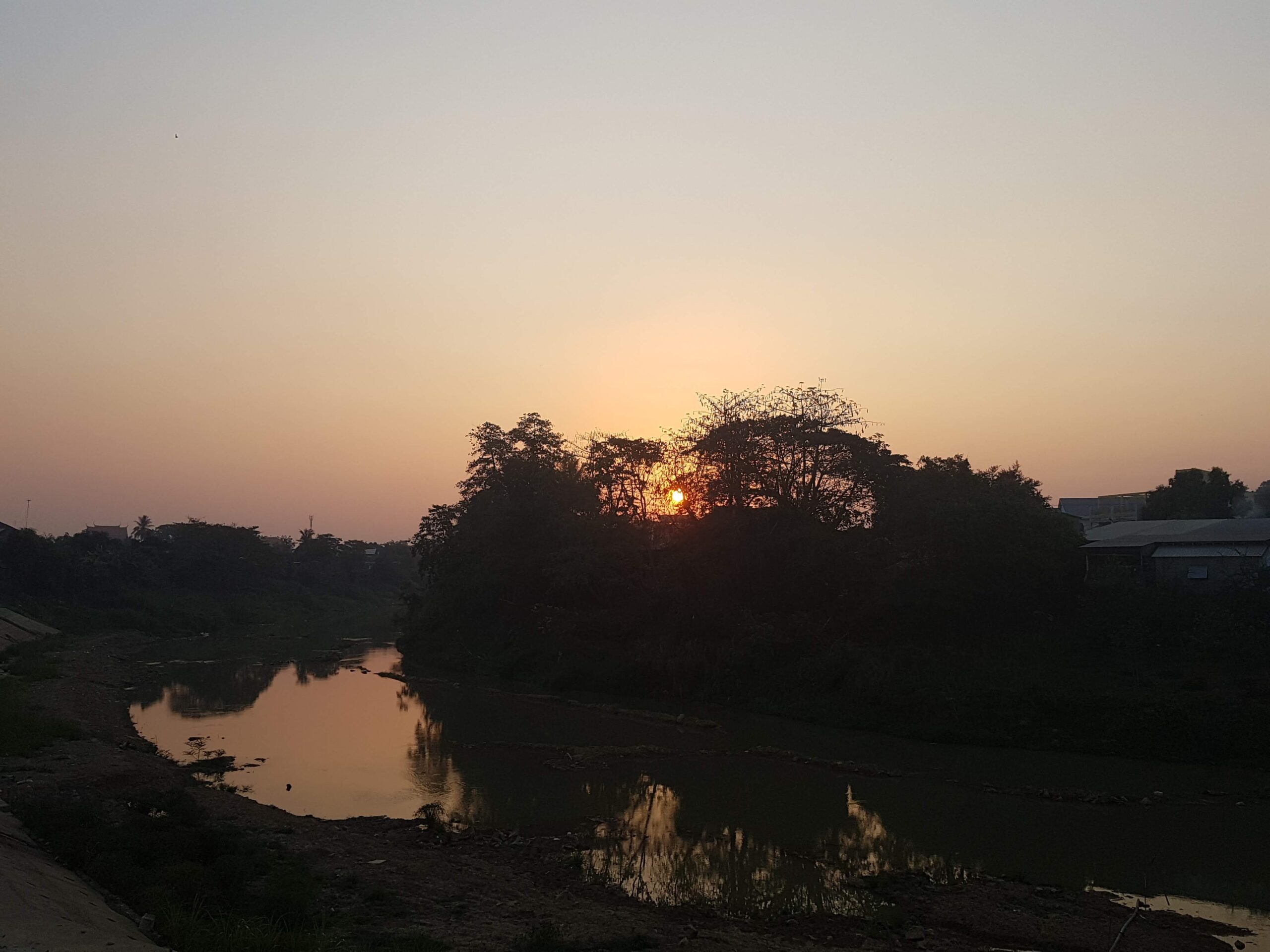 Aufgehende Sonne am Kanal