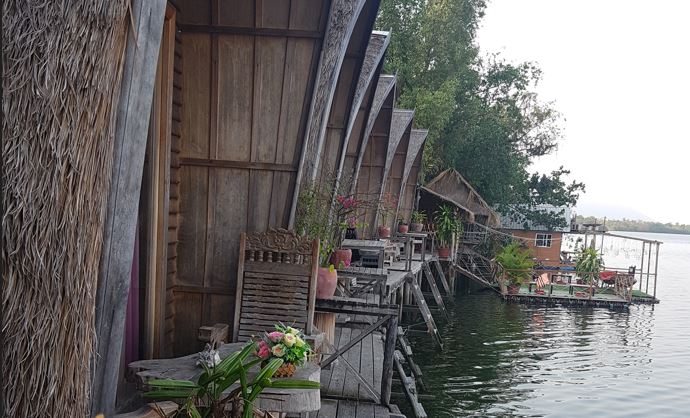 Bambushütte am Wasser